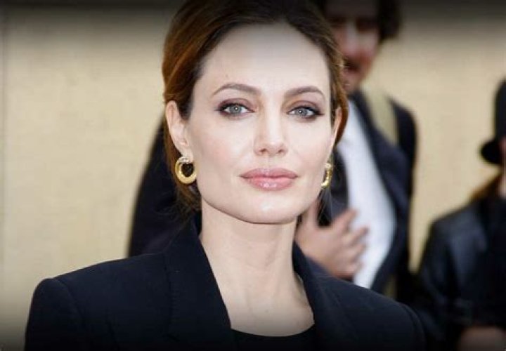 Angelina Jolie volunteered to do drug tests before & during ‘Lara Croft’