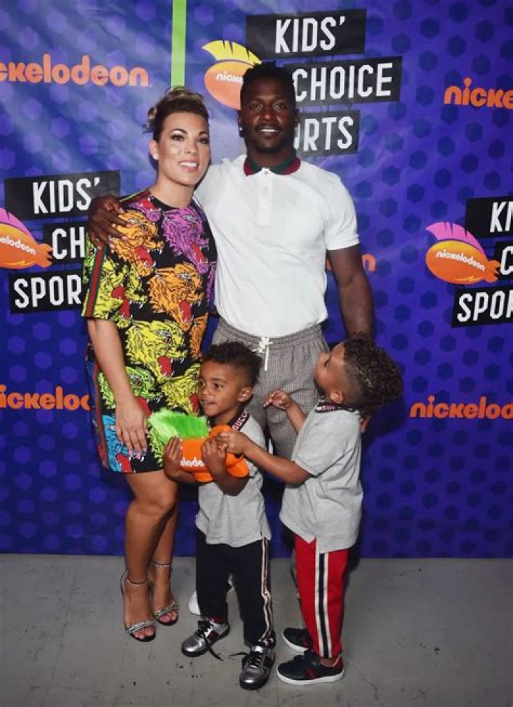 Antonio Brown happy with his fiancee Chelsie Kyriss and kids after reconciliation!