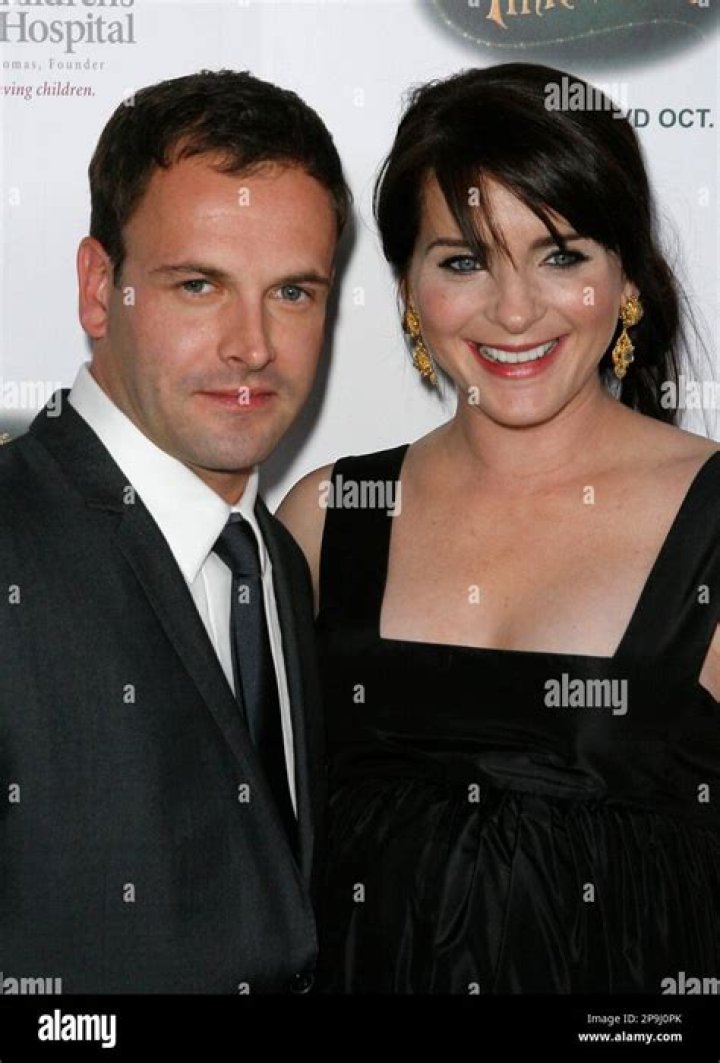 Are Actor Jonny Lee Miller and Michele Hicks still married? Jonny Lee Miller and Angelina Jolie