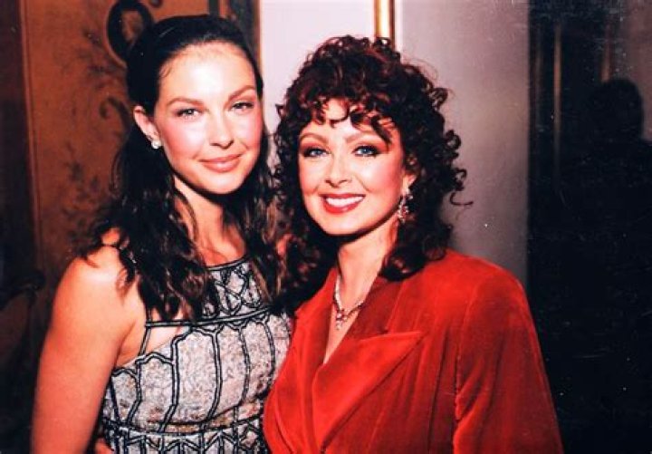 	Ashley Judd’s makeup malfunction: simple mistake, or hilarious disaster?	