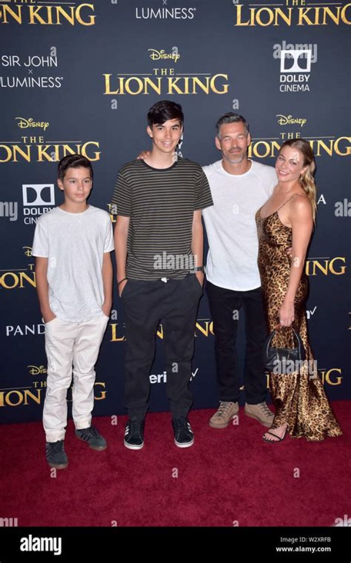 bitchy | LeAnn Rimes, Eddie Cibrian attends The premiere of Disney “The Lion King” in Los Angeles