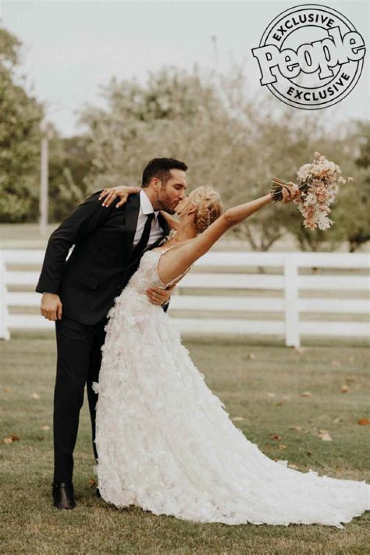 Country singer Tyler Rich and actress Sabina Gadecki are married in Tennessee this Friday 20 September 2019!