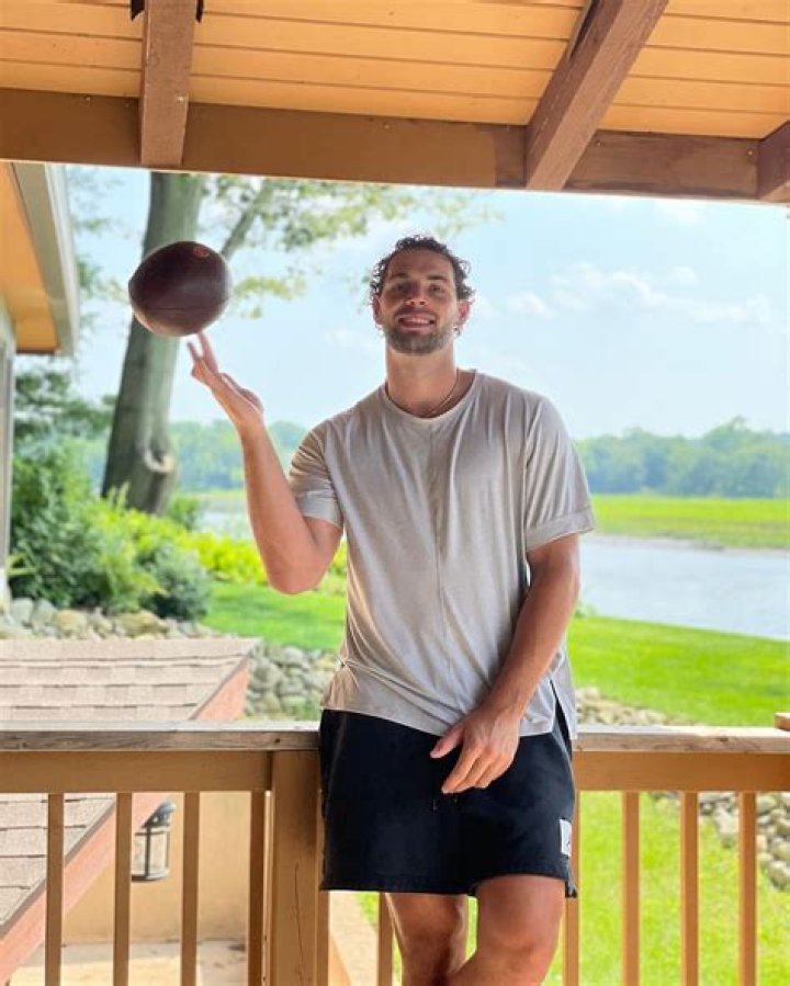 Dallas Goedert Height, Weight, Net Worth, Age, Birthday, Wikipedia, Who, Nationality, Biography