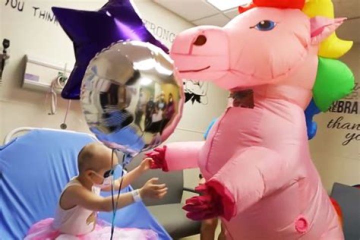
Doctor Dresses Up as Unicorn for 4-Year-Old Patient’s ‘No More Chemo’ Party — See the Sweet Surprise! 