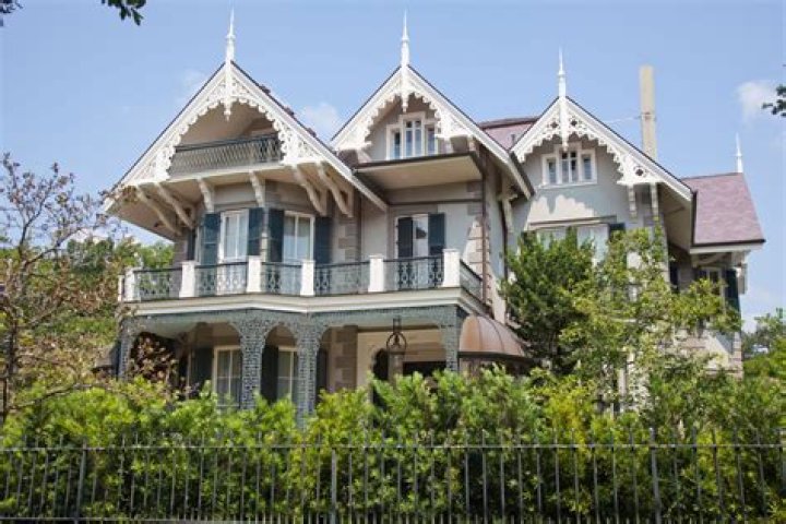 Does Sandra Bullock still have a house in New Orleans?