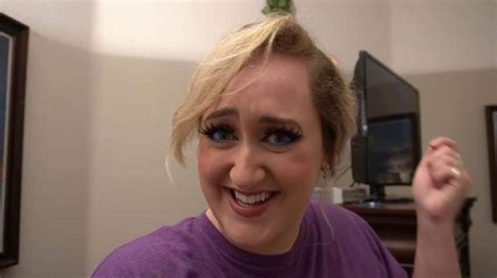 
Ex Viner Sarah Schauer’s Wiki, Age – How much she earns now? 