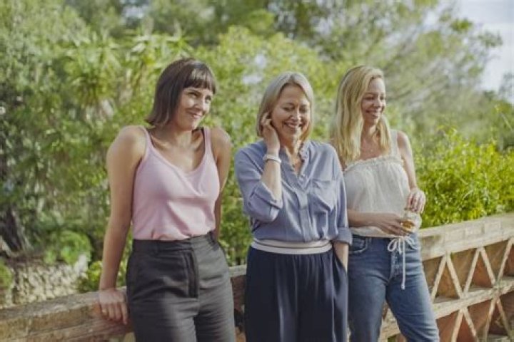 Fiona Button - Age, Family, Bio