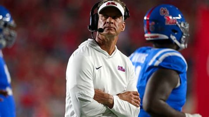 Football coach Lane Kiffin life in listed in details. Click to know his birth, father, ex-wife, children and coaching history!