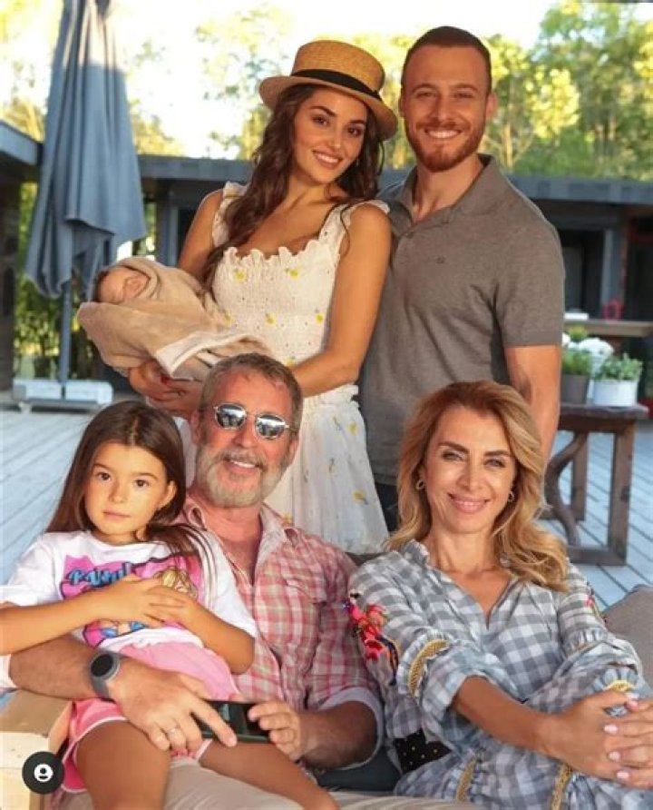 Hande Erçel - Age, Family, Bio