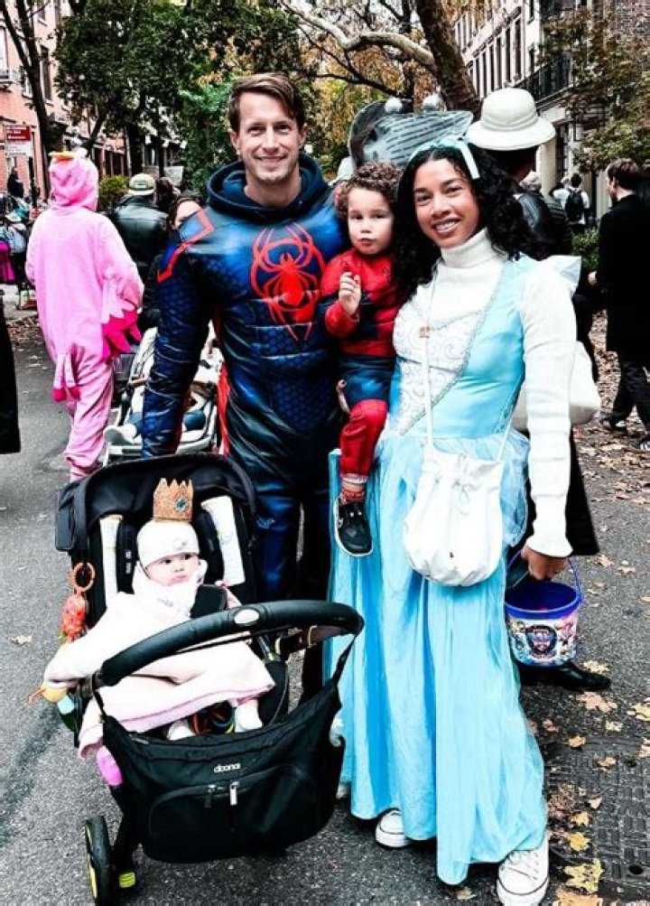 Hannah Bronfman Bio (Wiki) 