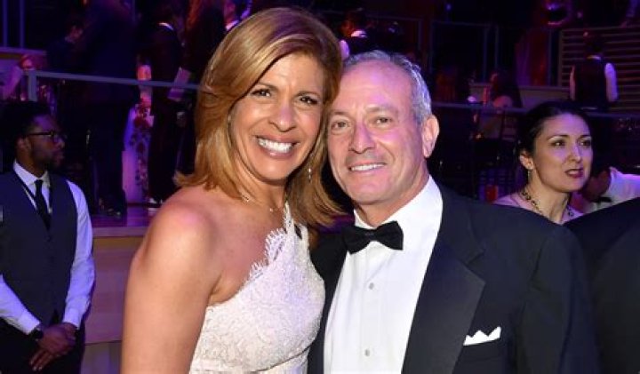 Hoda Kotb Engaged her Boyfriend from six-years, Joel Schiffman; Broke the news during the show