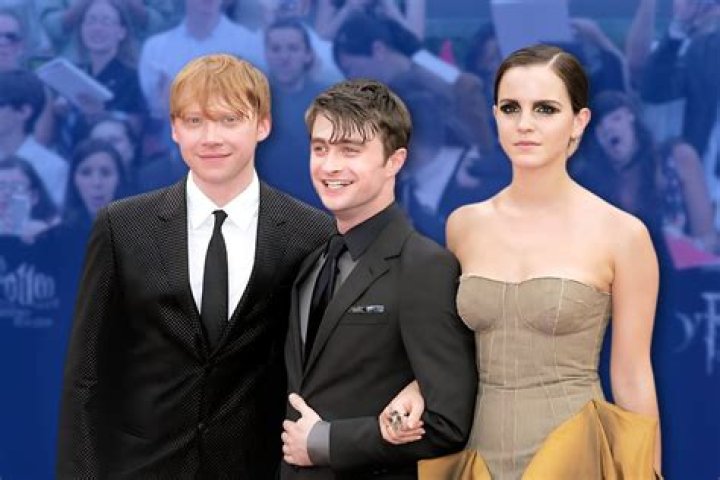 
How Tall is Daniel Radcliffe Compared To Emma Watson, Rupert Grint and Elijah Wood? 
