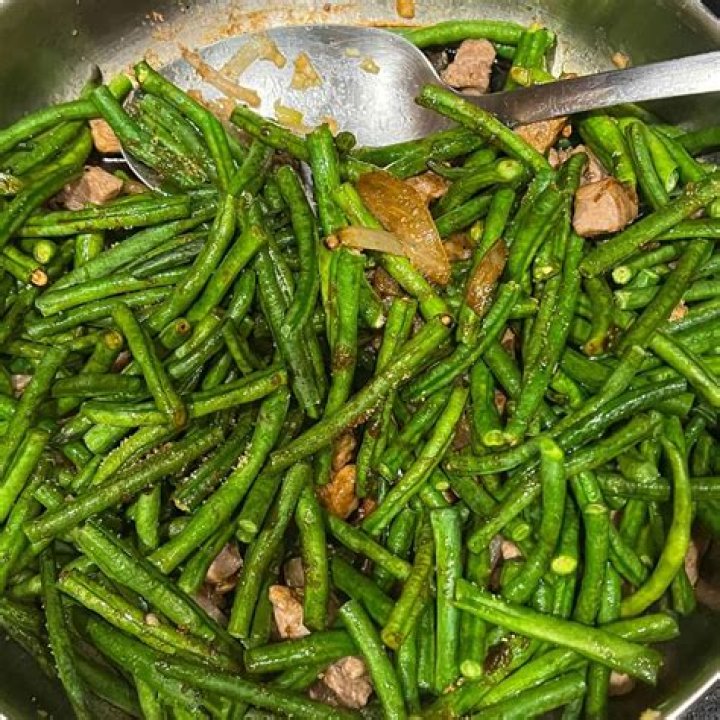 Is it safe to eat raw string beans?