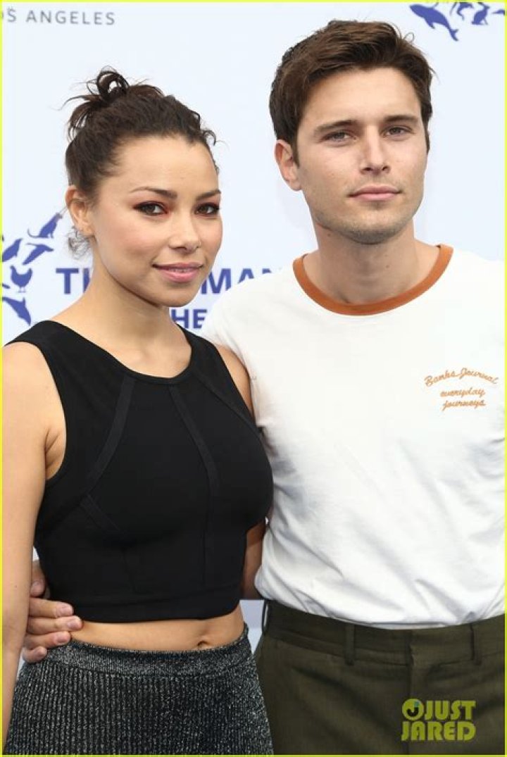 Is Jessica Parker Kennedy lesbian