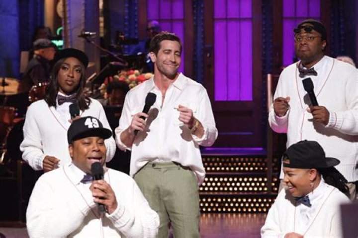 “Jake Gyllenhaal will host SNL & the musical guest is Sabrina Carpenter” links