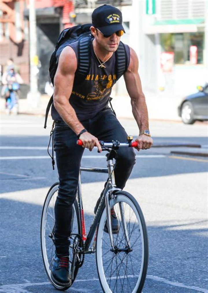 Jennifer Aniston & Leslie Mann might have some sort of weird beef…?