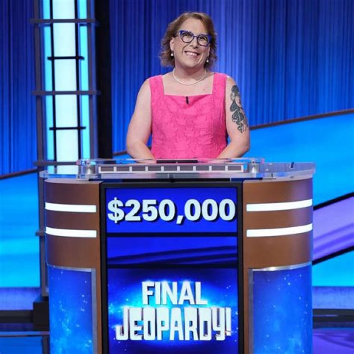 ‘Jeopardy!’ champ Amy Schneider is Married to her GF Genevieve Davis!