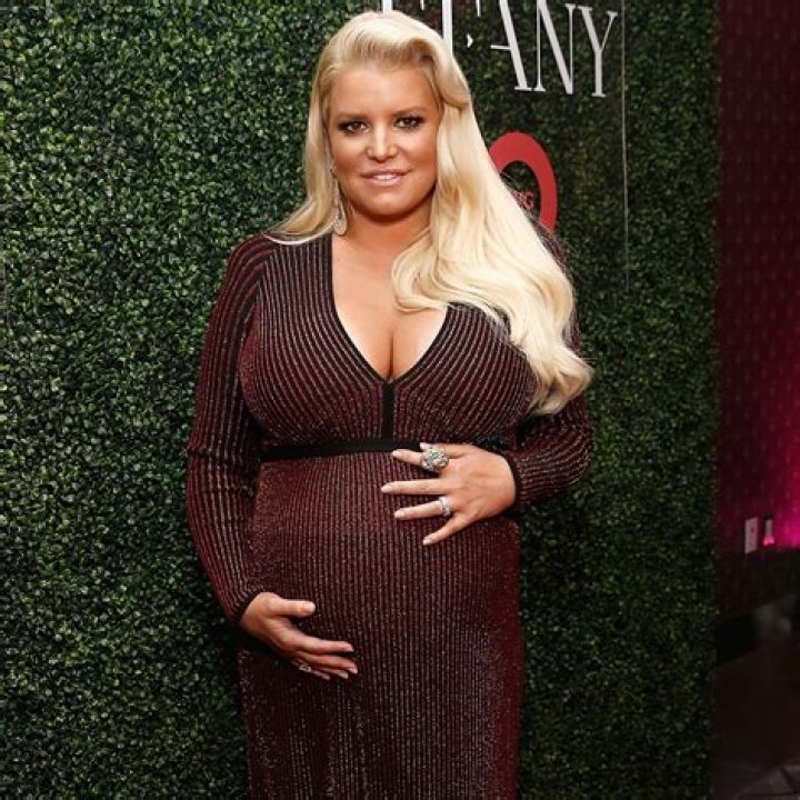 Jessica Simpson enthuses about cupping and her “clean diet”