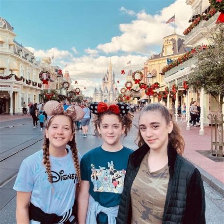 Julia CraftyGirls - Age, Family, Bio