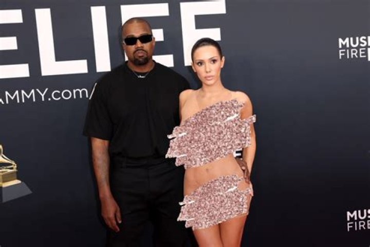 Julia Fox went to New York to celebrate her 32nd birthday! What did Kanye West gave birthday gift to Julia Fox