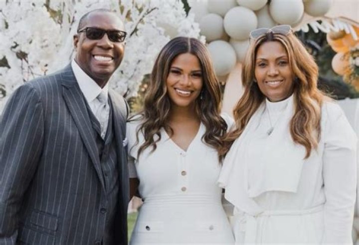 Kamie Crawford - Age, Family, Bio