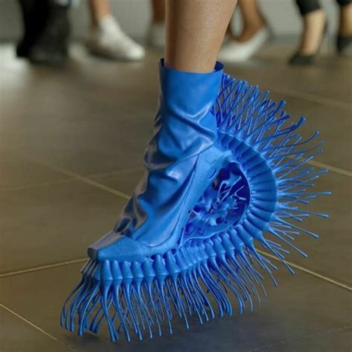 Katie Holmes at the VMAs: boring dress and really ugly shoes