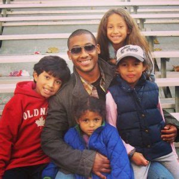 Khalil Kain is surrounded by gay rumors. Is he a gay or has a female partner to shut the rumors?