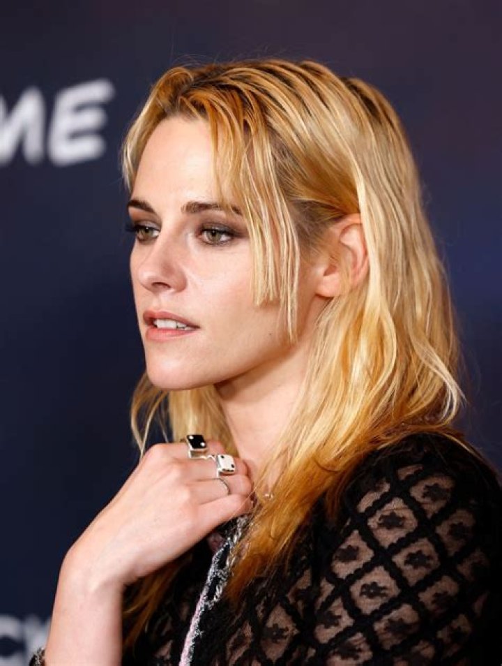 	Kristen Stewart actually smiles (!) as she arrives in Japan to promote ‘BD2’ solo	