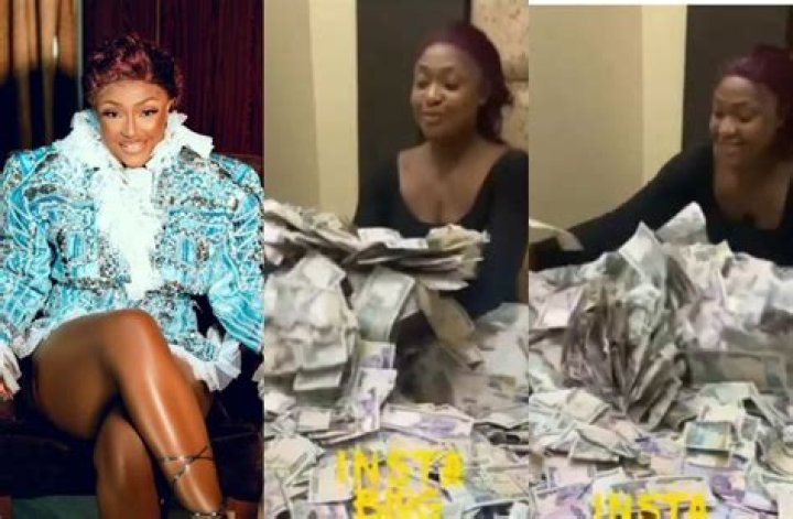
Lizzy Gold Has She Proudly Flaunts The Wads Of Note She Got From Her Recent Birthday Bash 