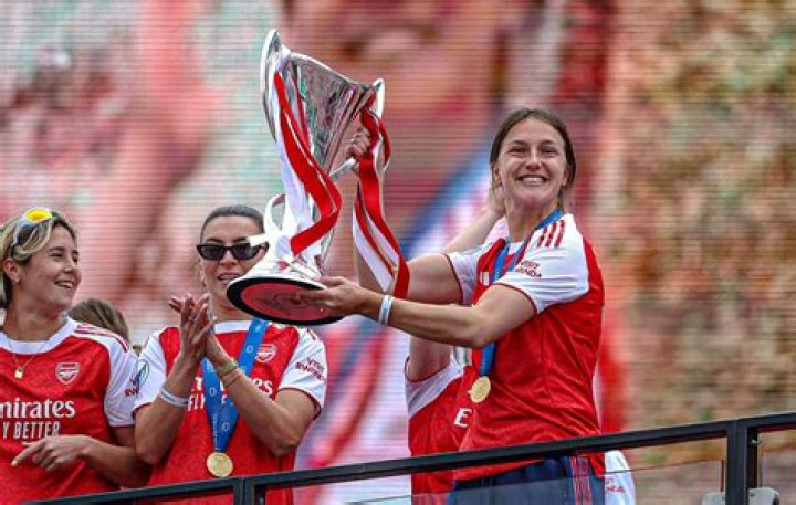 
Lotte Wubben-Moy Looks Loved Up With A Mystery Partner 