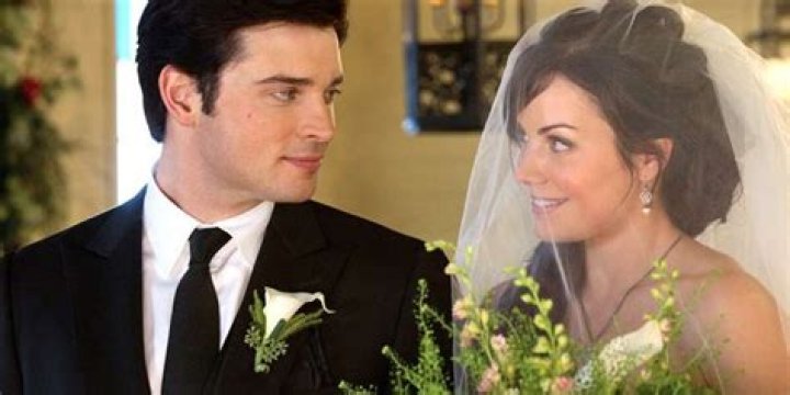 Married! Smallville’s Tom Welling Wed Jessica Rose Lee After Five Years Of Dating. Engaged in 2018 and has a child!