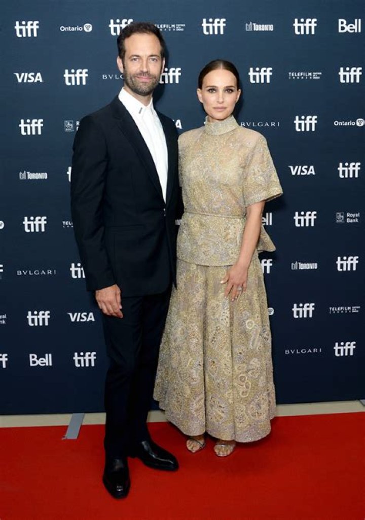 Natalie Portman & Benjamin Millepied hide their ginger (!!) baby at LAX