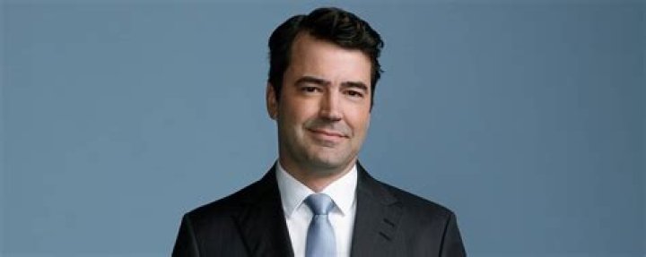 
Ron Livingston’s Net Worth, Wife Rosemarie DeWitt – Biography 