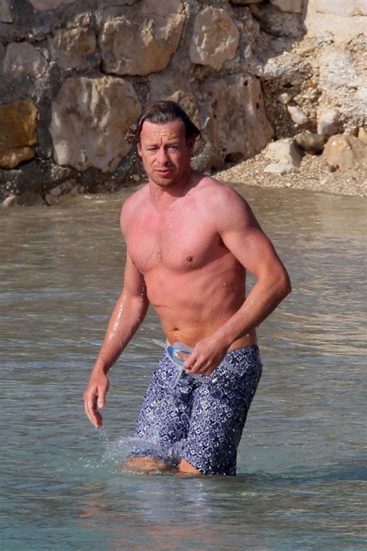 Simon Baker likes “a foulmouthed woman”