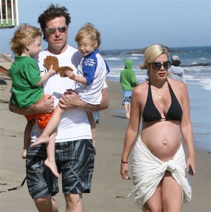 Tori Spelling suns her baby bump & chest dent: gross or not that bad?