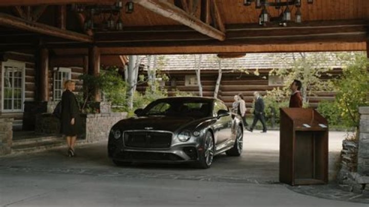 What kind of car does Steve McGarrett drive in Hawaii Five O?